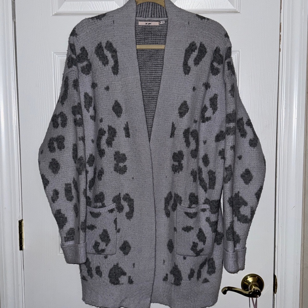 NWOT Mi Ami / Francesca’s Animal Print Gray Leopard Print Cardigan